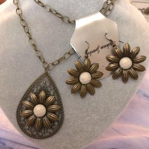 FASHION NECKLACE WITH EARRINGS TO MATCH